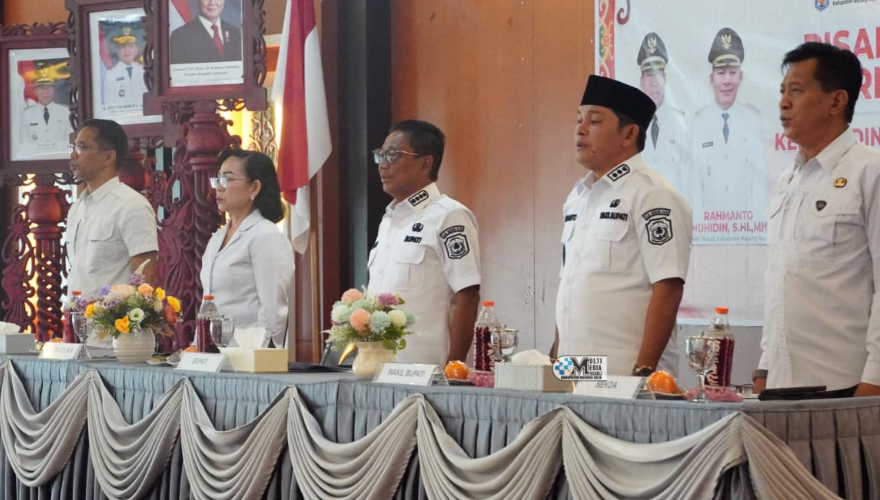 Acara berlangsung penuh keakraban dan haru, dihadiri oleh Bupati Murung Raya, Heriyus, Wakil Bupati Rahmanto Muhidin, Plt. Sekda Sarwo Mintarjo, para asisten, kepala perangkat daerah, serta pegawai Disdukcapil.