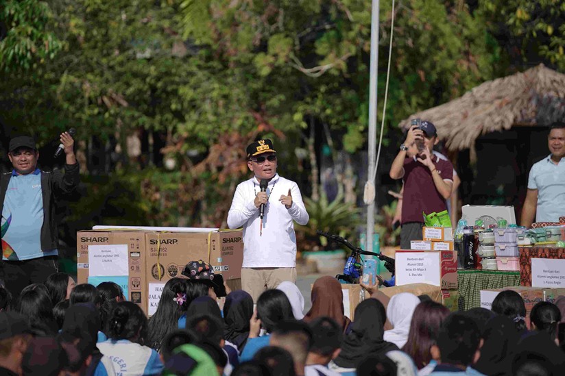 Gubernur Kalimantan Tengah H. Agustiar Sabran menghadiri kegiatan Jalan Sehat dalam rangka HUT ke-66 SMAN 1 Palangka Raya