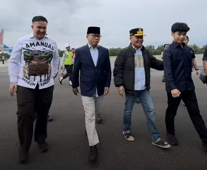 Gubernur Kalimantan Tengah H. Agustiar Sabran menyambut kedatangan Menteri Desa, Pembangunan Daerah Tertinggal, dan Transmigrasi (Mendes PDTT) RI Yandri Susanto di Bandara Iskandar, Pangkalan Bun