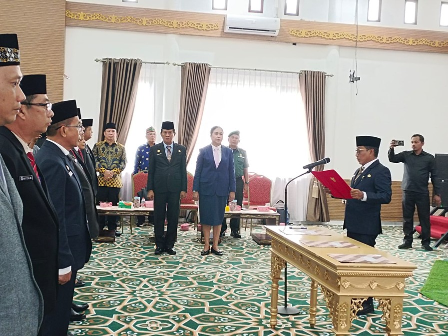 Pemerintah Kabupaten Murung Raya (Pemkab Mura) kembali melakukan penyegaran pejabat. Sebanyak belasan pejabat eselon II dimutasi oleh pasangan Bupati dan Wakil Bupati Murung Raya, Heriyus – Rahmanto Muhidin
