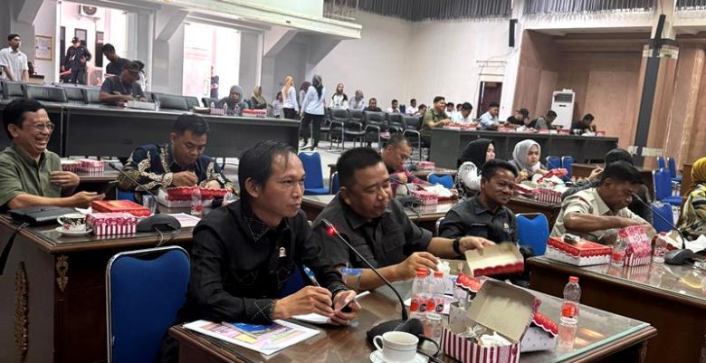Dewan Perwakilan Rakyat Daerah (DPRD) Kabupaten Barito Utara menggelar rapat dengar pendapat (RDP) bersama Aliansi Masyarakat dan Masyarakat Adat Barito Utara