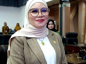 Juru bicara Fraksi KIR, Hj Sri Neny Trianawati