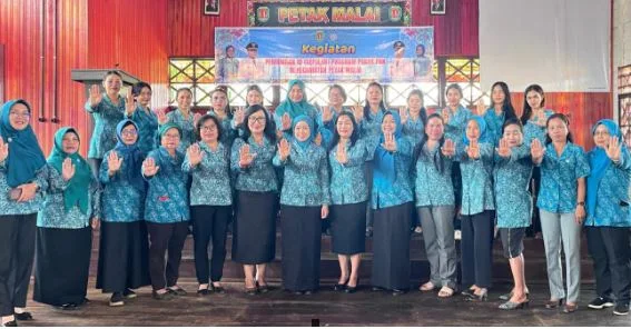 Ketua TP-PKK Kabupaten Katingan, Ny. Sumiati Saiful