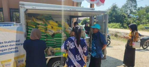 Pemerintah Kabupaten Katingan bersama Perum Bulog Kanwil Kalimantan Tengah menggelar Gerakan Pangan Murah di Desa Dahian Tunggal, Kecamatan Pulau Malan