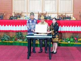 Rapat dipimpin langsung oleh Ketua DPRD Kota Palangka Raya, H. Subandi, serta dihadiri Wakil Wali Kota Palangka Raya, H. Achmad Zaini, bersama jajaran pemerintah kota.