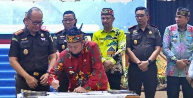 Bupati Katingan Saiful menghadiri kegiatan pasar murah sekaligus menandatangani perjanjian kerja sama dengan Koperasi Merah Putih (KMP) Adhyaksa Tahun 2025