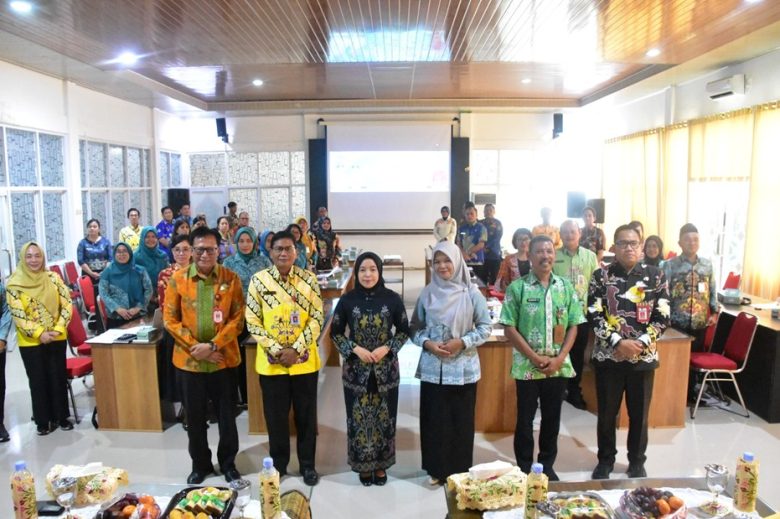 Ketua TP-PKK Katingan, Ny. Sumiati Saiful, dalam Rapat Koordinasi Tim Pembina Posyandu Kabupaten Katingan Tahun 2025