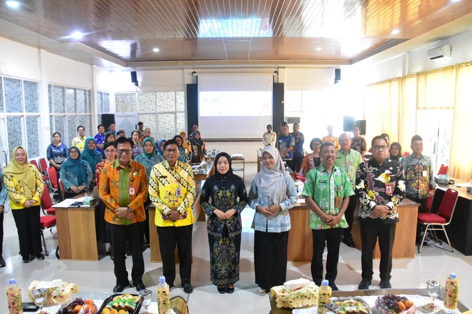 Ketua TP-PKK Katingan, Ny. Sumiati Saiful, dalam Rapat Koordinasi Tim Pembina Posyandu Kabupaten Katingan Tahun 2025