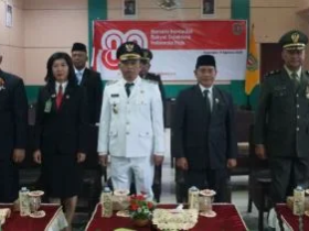 Wakil Bupati Katingan, Firdaus, bersama Pj. Sekda Christian Rain mengikuti upacara penurunan Bendera Merah Putih HUT ke-80 RI secara virtual