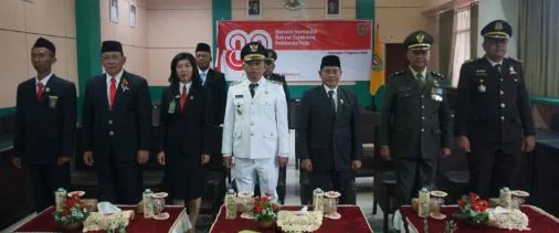Wakil Bupati Katingan, Firdaus, bersama Pj. Sekda Christian Rain mengikuti upacara penurunan Bendera Merah Putih HUT ke-80 RI secara virtual