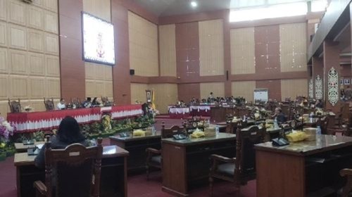 DPRD Kota Palangka Raya menggelar Rapat Paripurna ke-6 dengan agenda penyampaian gabungan jawaban fraksi terhadap pendapat Wali Kota terkait dua Rancangan Peraturan Daerah (Raperda) inisiatif DPRD