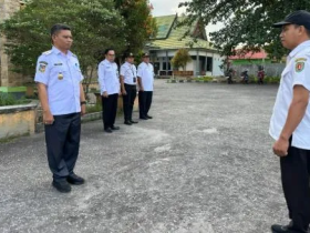 Wakil Bupati Katingan, Firdaus, memberikan arahan kepada seluruh pegawai saat memimpin Apel Sore di halaman BKPSDM Kabupaten Katingan