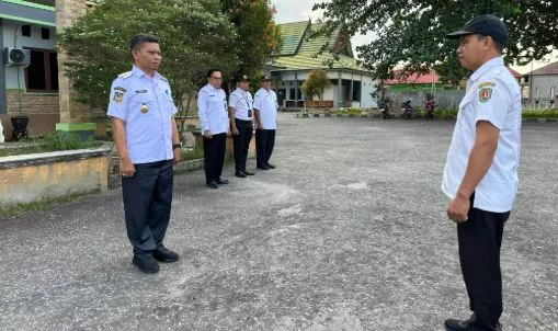 Wakil Bupati Katingan, Firdaus, memberikan arahan kepada seluruh pegawai saat memimpin Apel Sore di halaman BKPSDM Kabupaten Katingan