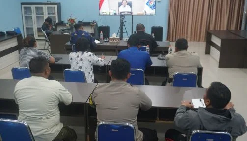 Pemerintah Kabupaten Katingan melalui Plt. Asisten II Setda yang juga Kepala Kesbangpol, Roby, mengikuti Rapat Koordinasi Nasional secara virtual bersama Menteri Dalam Negeri Muhammad Tito Karnavian