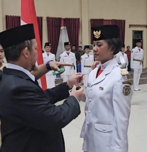Bupati Katingan, Saiful, mengukuhkan 48 anggota Pasukan Pengibar Bendera Pusaka (Paskibraka) Kabupaten Katingan Tahun 2025 dalam upacara resmi di Gedung Serbaguna Salawah, Kasongan