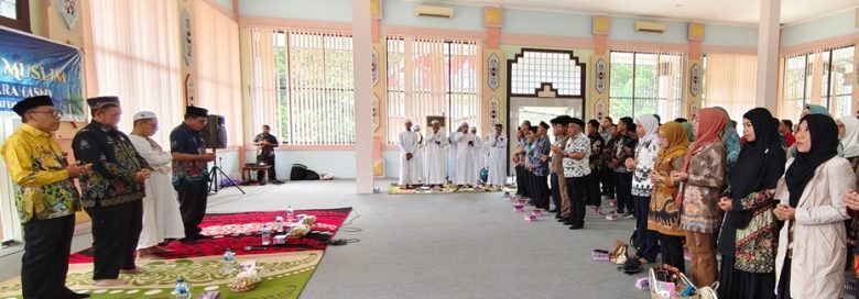 Bupati Katingan, Saiful, memimpin kegiatan siraman rohani yang diikuti lebih dari 400 Aparatur Sipil Negara (ASN) di Pendopo Rumah Jabatan Bupati Katingan