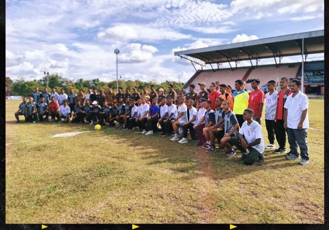 Penjabat (Pj) Sekretaris Daerah (Sekda) Katingan, Christian Rain, secara resmi membuka turnamen sepak bola di area Sport Center Kasongan