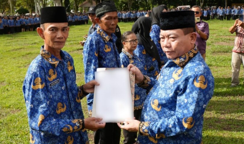 Pemerintah Kabupaten (Pemkab) Kapuas secara resmi menyerahkan Surat Keputusan (SK) Pengangkatan Pegawai Pemerintah dengan Perjanjian Kerja (PPPK) Paruh Waktu kepada 2.271