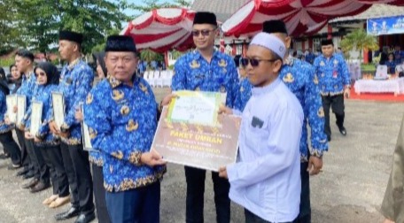 Penyerahan penghargaan berlangsung di Halaman Kantor Bupati Kapuas, Jalan Pemuda KM 5,5 Nomor 1, Kuala Kapuas
